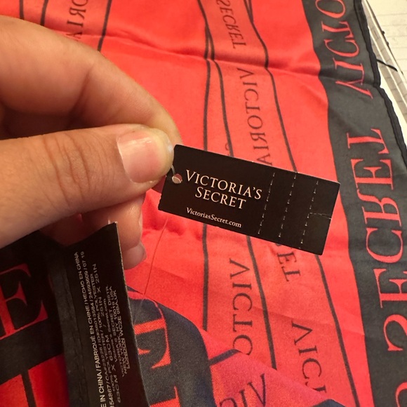 VICTORIA SECRET SCARF 25X25 INCHES ONLY 2 Available ONE COLOR .. BLACK & RED - Picture 3 of 3